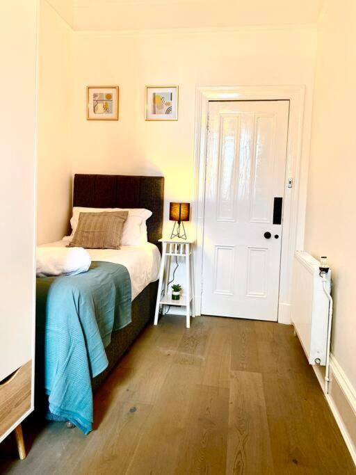 פאיסליי Anchored Homely Apartment In Historic Centre מראה חיצוני תמונה